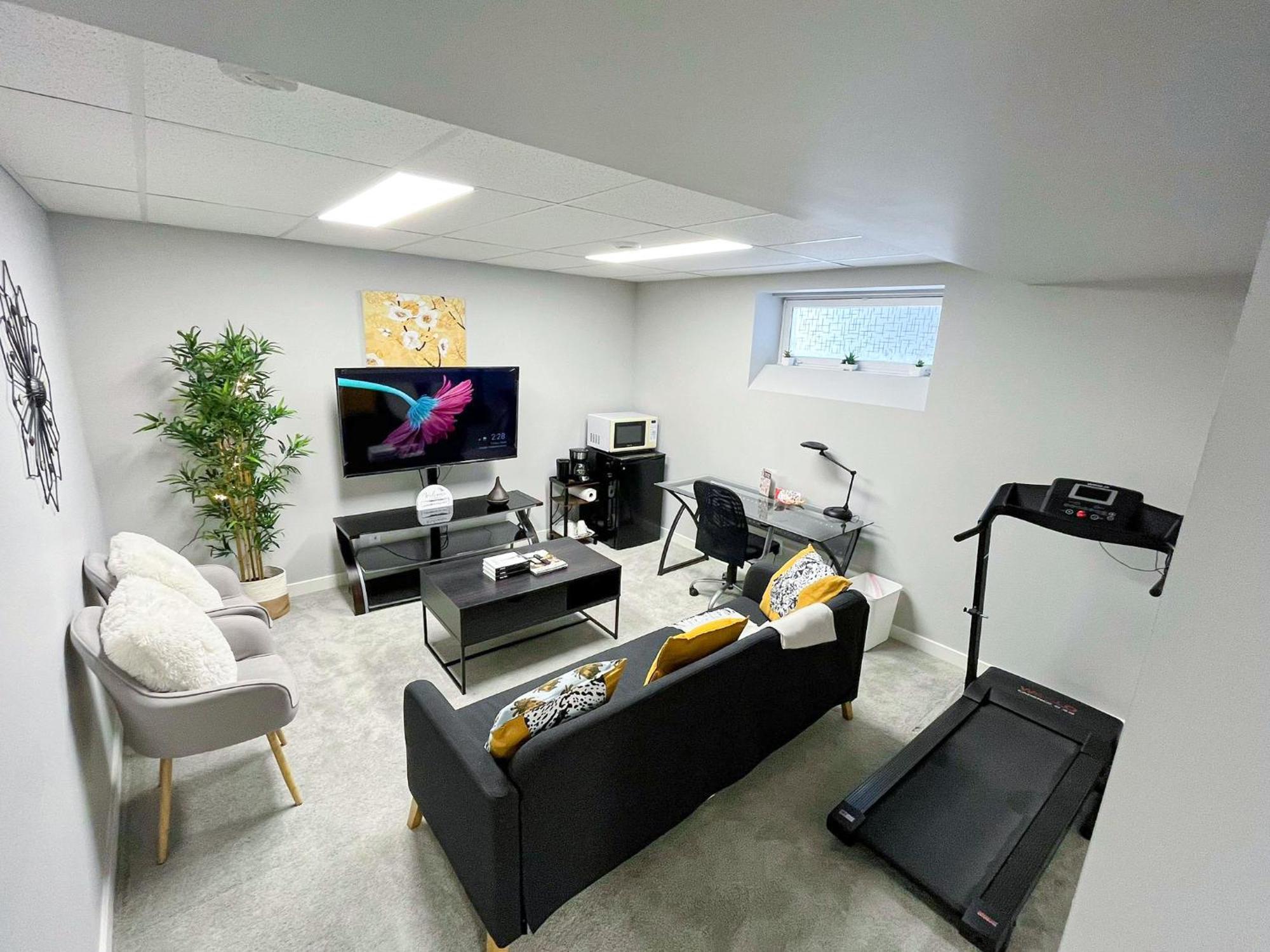 Hébergement de vacances Stylish Basement With Modern Comforts